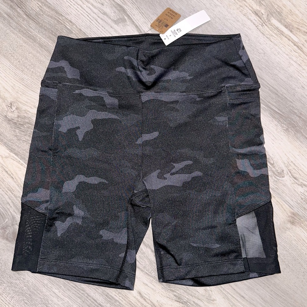 💝PINK Active NWT Camo Workout Shorts 4" Inseam Size Small